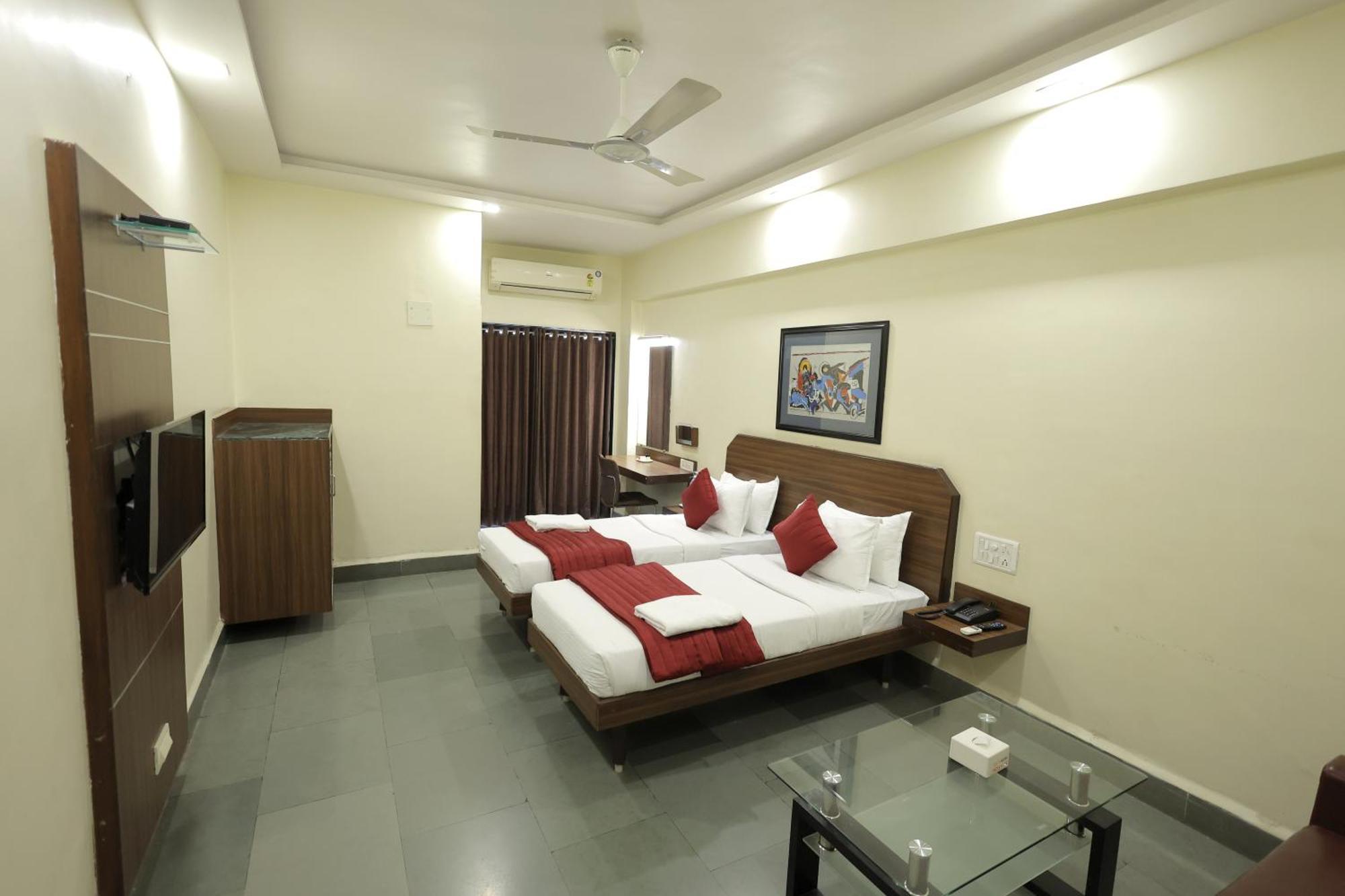 Hotel Hospice Surat Bagian luar foto